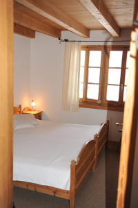 Blick ins Schlafzimmer mit Doppelbett