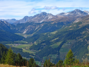 Blick über das Val Muestair, hinten rechts oben liegt Lü