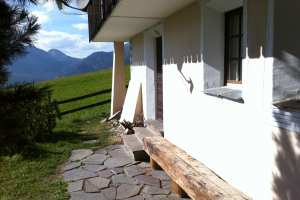 Terrasse mit Tuer zum Waschkeller