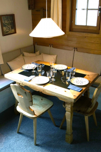 Ausziehtisch von vier bis acht Personen