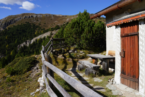 Almhuette auf dem Weg nach S-charl