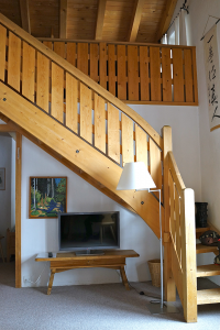 Treppe auf die  Galerie, links die Tür zum Schlafzimmer