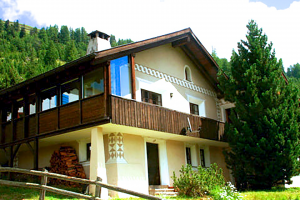 Chasa Laret, Südseite mit Terrasse, Balkon und Wintergarten