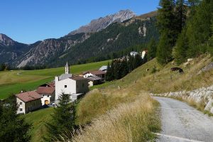 Lue, ganz hinten liegt die Chasa Laret