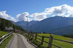 Lue Dorfende, mit Chasa Laret und Blick auf den schneebedeckten Ortler